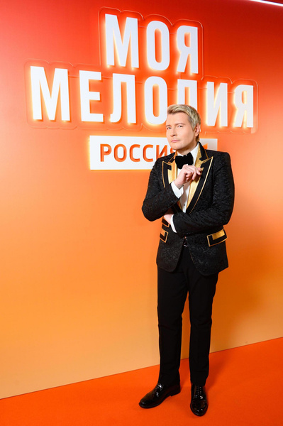 «Как орех»: Басков страстно обнимал и шлепал по попе Виту Чиковани на премьере посвященного ему клипа