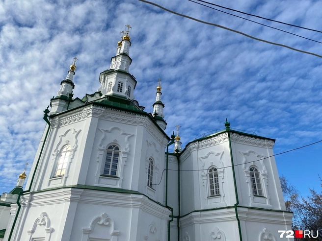 Снаружи храм не изменился. А внутри талантливые художники-реставраторы восстановили каждую из утраченных фресок. Для росписи купола использовали крепкие строительные леса  | Источник: 72.RU