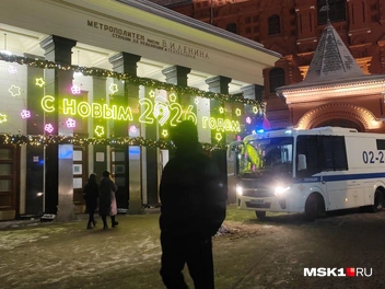Около станции стояли аж три автозака | Источник: Михаил Мечев / MSK1.RU