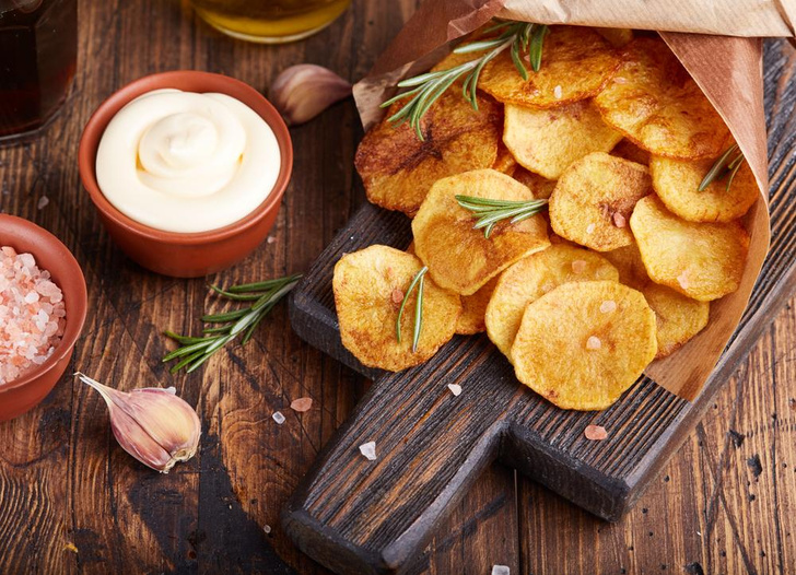 Картофельные чипсы в духовке с чесночно-сырным соусом: простой и вкусный рецепт