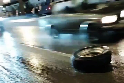 Лазурный автобус потерял колесо на проспекте Медиков