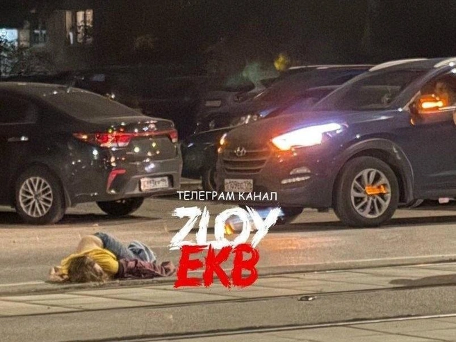 После удара девушку отбросило в сторону | Источник: Zloy_ekb 18+ / T.me