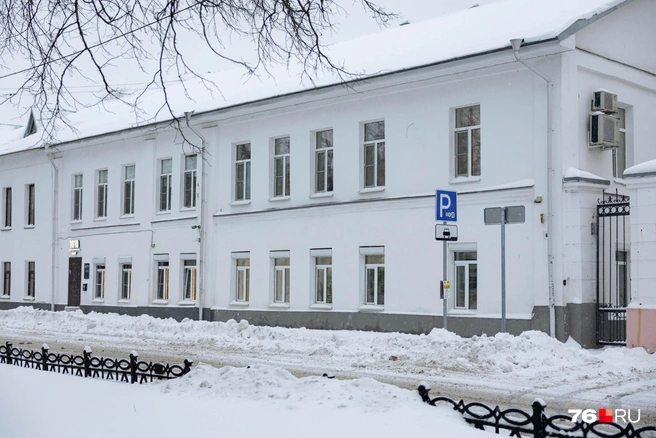 На узких участках дороги парковать автомобиль небезопасно | Источник: Артем Бауман / 76.RU