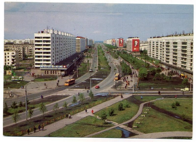 В начале 1980-х Комсомольский выглядел довольно живописно | Источник: ГИМЮУ, открытка издательства «Планета»