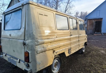 Состояние автомобиля оставляет желать лучше, однако и просят за него всего 80 тыс. рублей | Источник: Avito