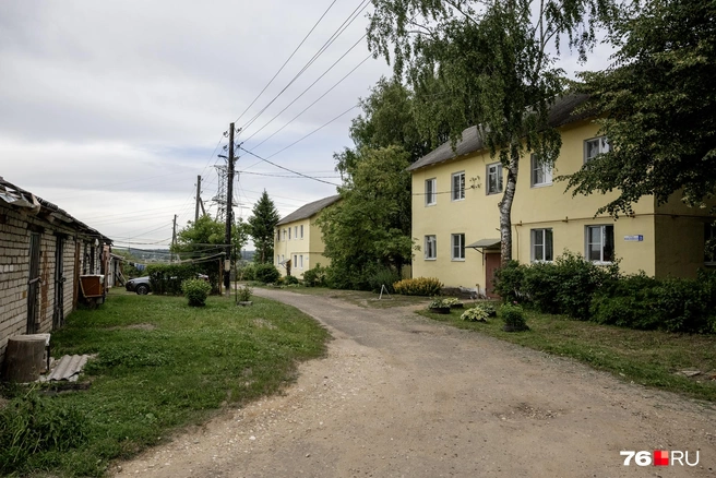 Юбилейная улица в поселке застроена более старыми многоквартирными домами  | Источник: Александр Куренной / 76.RU