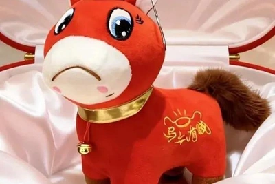 Китайская лошадка с перевернутой улыбкой появилась в России