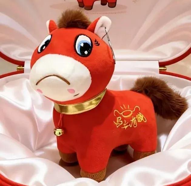 В Кургане можно купить лошадку с перевернутой улыбкой, которая покорила мир