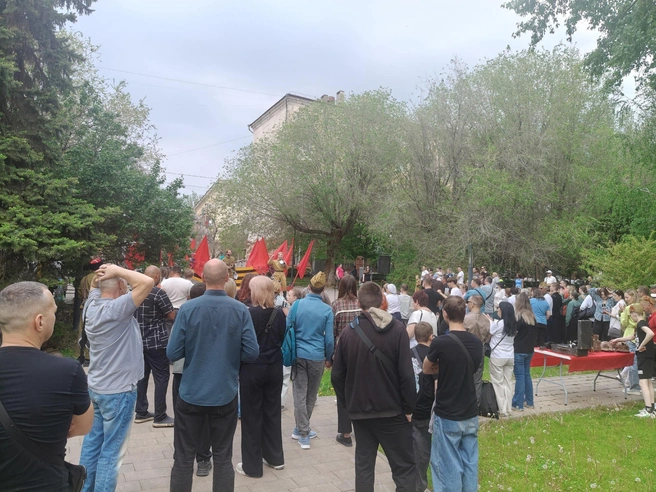 На Центральной набережной Волгограда собралось множество людей | Источник: Мария Умнова / V1.RU