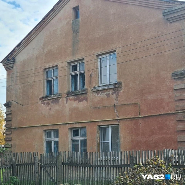 В доме, построенном для работников станции, по словам местных жителей, еще живут несколько семей | Источник: Светлана Коновалова / YA62.RU