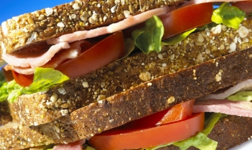Ученые назвали бутерброды с сыром и ветчиной опасными