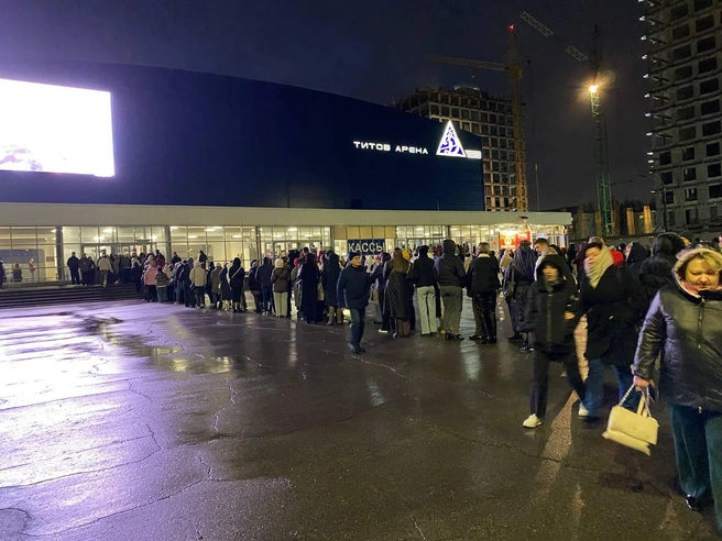 Люди выстраивались в огромные очереди | Источник: Ирина Господаренко / NGS22.RU