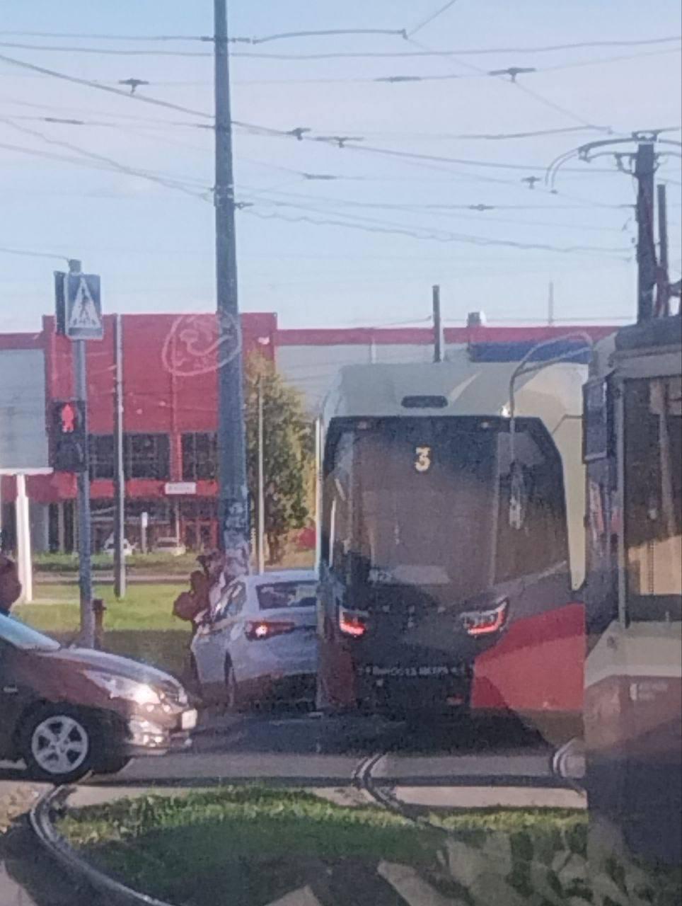 В Нижнем Новгороде столкнулись трамвай и легковушка — движение на мосту парализовано