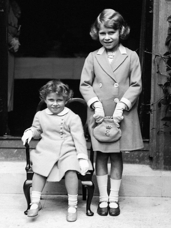 Двухлетняя принцесса Маргарет со своей сестрой принцессой Елизаветой, 1933