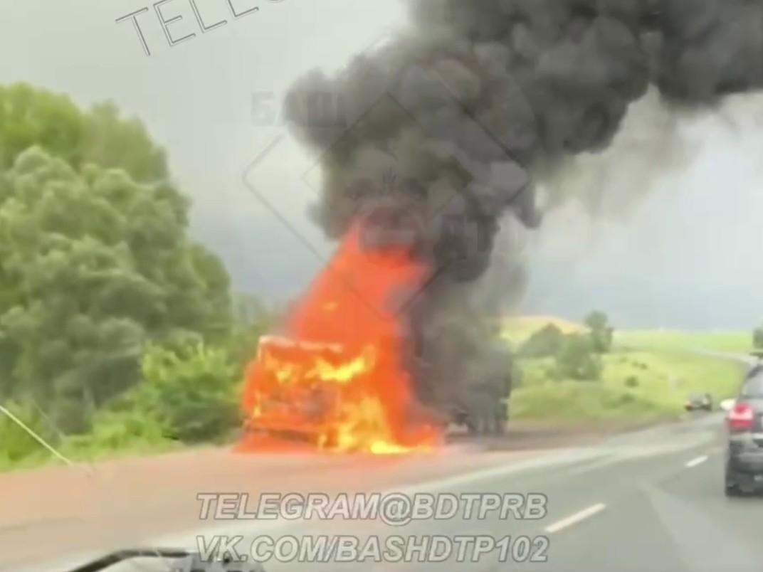 В Башкирии на ходу загорелась фура Scania с прицепами щебня — видео