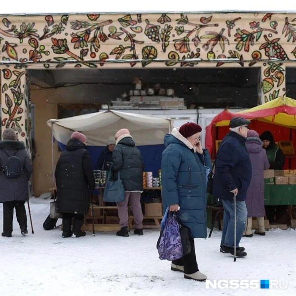 Пенсионеры покупают консервы и печенье | Источник: Евгений Софийчук / NGS55.RU
