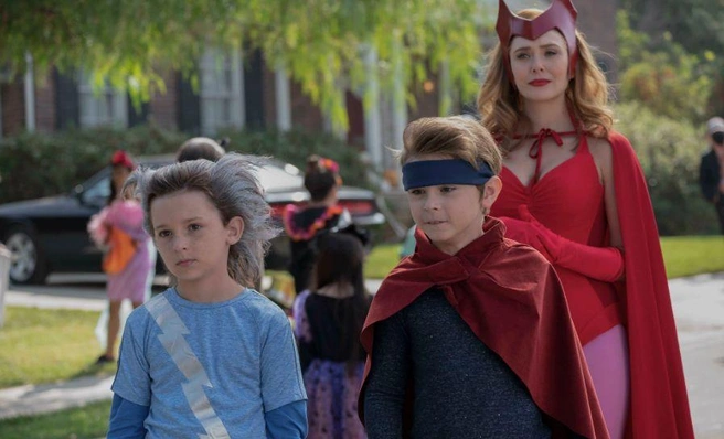 Сериал действительно смело смешал стили и жанры | Источник: кадр из сериала «Ванда/Вижн» (18+), реж. Мэтт Шекман (Disney+, 2021)