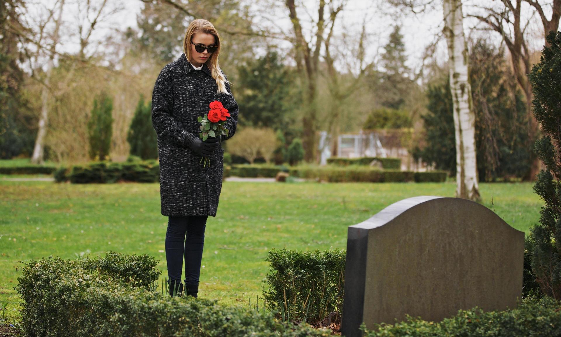 Беременные вдовы. Люди с цветами на кладбище. Девушка с цветами у могилы. Девушка на кладбище.