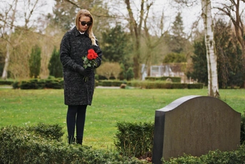 «В 22 года я потеряла бабушку и осталась совсем одна. Чувствую себя заблудившимся ребенком на вокзале»