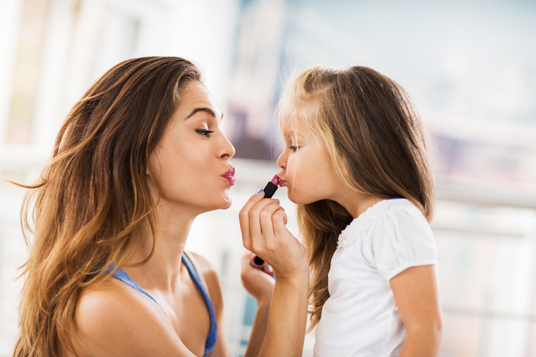 Мамочки учат дочку. Мама красит губы помадой. Девочка красит губы. Девочка подросток красит губы. Мама с дочкой красятся.
