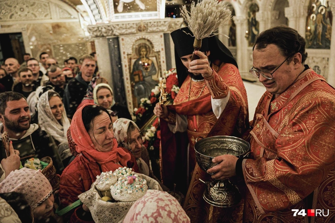 Вернемся на службу. Многие пришли с куличами и крашеными яйцами | Источник: Наталья Лапцевич