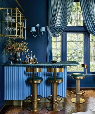 Синий в деталях: как цвет соединил три десятка комнат в одном доме в Вирджинии