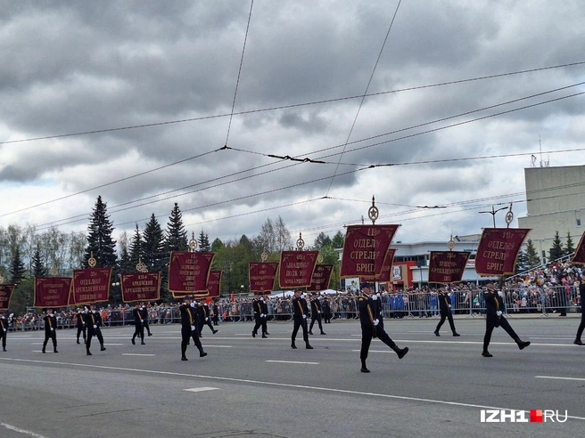 На параде представили знамена с названиями воинских подразделений, созданных из удмуртских солдат в годы ВОВ | Источник: Юлия Дёмина / IZH1.RU