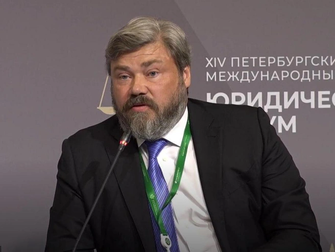 Правоконсервативный миллиардер Константин Малофеев полагает, что уступки со стороны императорской семьи не могли усмирить большевиков, которые желали полного классового уничтожения врагов. | Источник: скриншот трансляции/legalforum.info