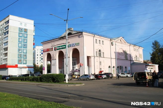 Внутри в числе прочего находятся магазины продуктов, одежды, обуви, мебели и парикмахерская | Источник: Игорь Епифанцев / NGS42.RU