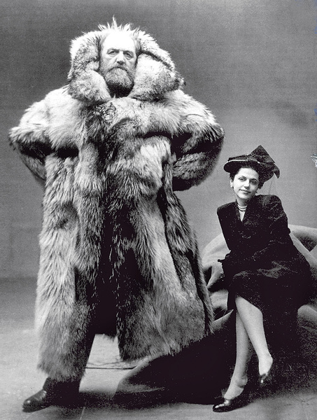 Питер Фрейхен в шубе из белого медведя с третьей женой, Дагмар Гейл. 1947 год