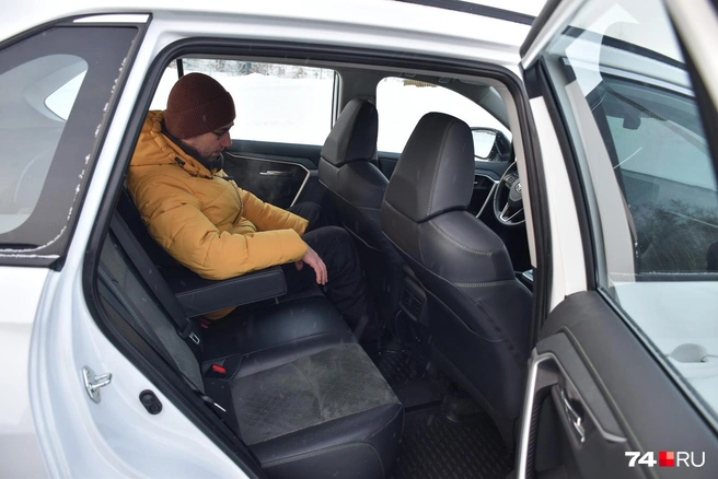 В Toyota уютнее, но места перед коленями неожиданно мало для такого класса&nbsp;— подводит более короткая колесная база | Источник: Артем Краснов