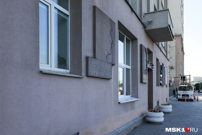На фасадах дома можно узнать, кто здесь жил | Источник: Артем Устюжанин / MSK1.RU