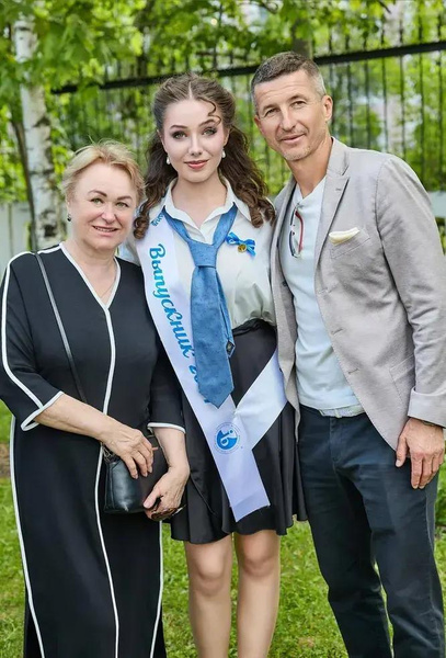 Мама все видит! Евгений Алдонин поддержал дочь Юлии Началовой на выпускном — фото