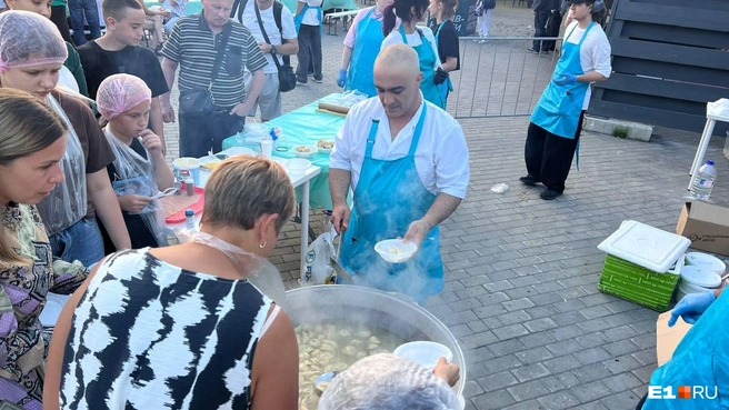 Всё свежее, горячее&nbsp;— можно не готовить ужин дома | Источник: Анна Макушина / E1.RU
