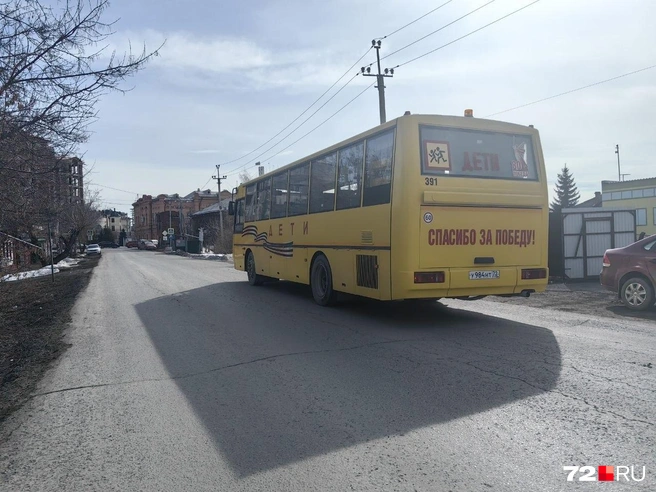 Детей подвозят в ближайшую школу на автобусах  | Источник: Павел Красоткин / 72.RU 