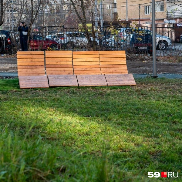 Кажется, шезлонги только готовят к установке | Источник: Василина Любимова / 59.RU