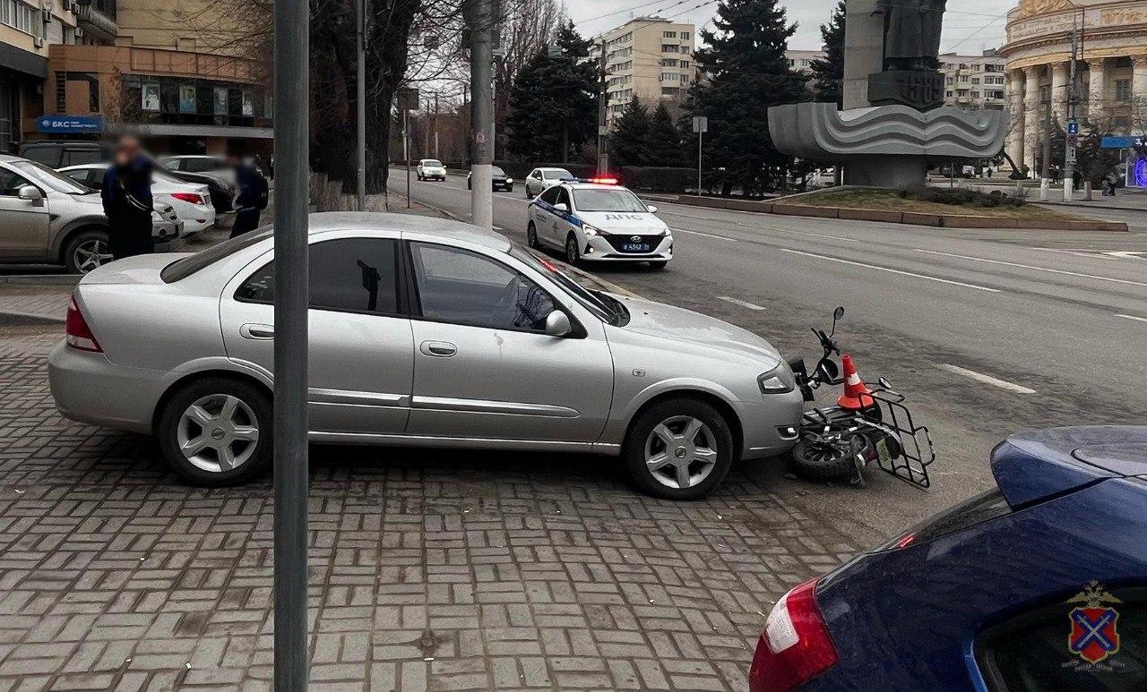 В центре Волгограда иномарка сбила едущего по встречной мужчину на электровелосипеде — видео