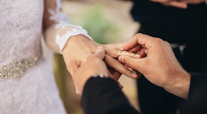 Жених подарил невесте поддельное обручальное кольцо и попался на обмане