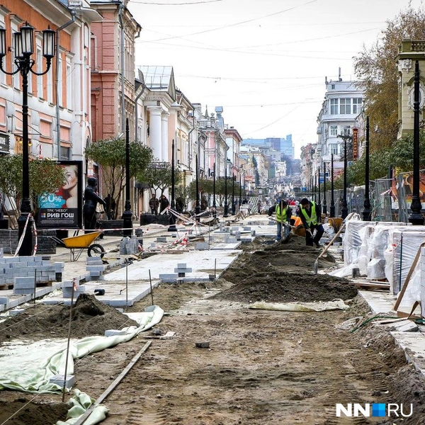 Тогда жителям приходилось пробираться по небольшим тропинкам, на которых еще оставалась плитка | Источник: Наталья Бурухина / NN.RU