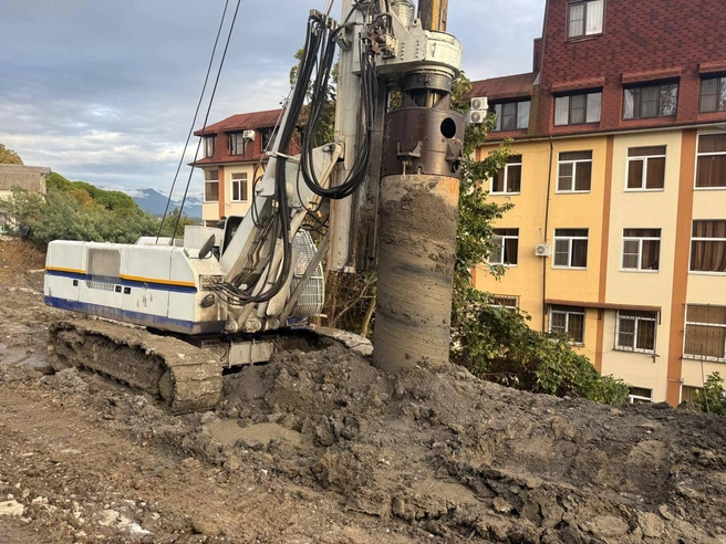 Грунт мог обвалиться на многоквартирные дома, склон укрепят сваи | Источник: Департамент транспорта и дорожного хозяйства Сочи / telegram