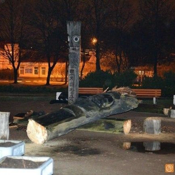 Оставшиеся тотемы демонтировали: они находились в аварийном состоянии. | Источник: Сергей Николоев / FONTANKA.RU