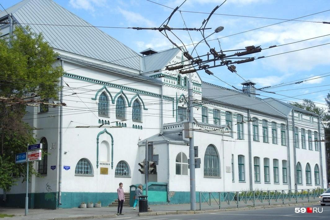В пермском образовательном центре на 11-летнюю девочку упала рамка металлодетектора — ее мама запис…