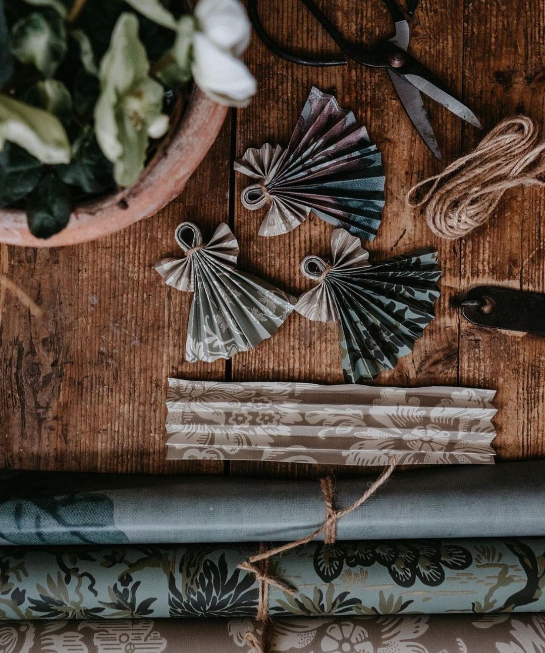 Декор из бумаги: веер, помпоны и цветы своими руками