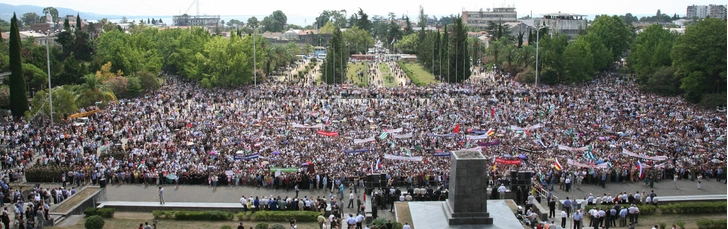 Митинг в Сухуми 21 августа 2008 года. Отколовшиеся от Грузии регионы Южная Осетия и Абхазия провели митинги с требованием признания Россией независимых государств