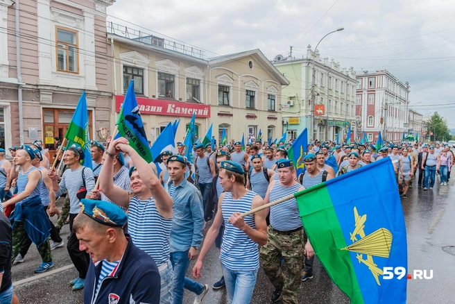Десантники прошлись по улице Сибирской | Источник: Тимофей Калмаков