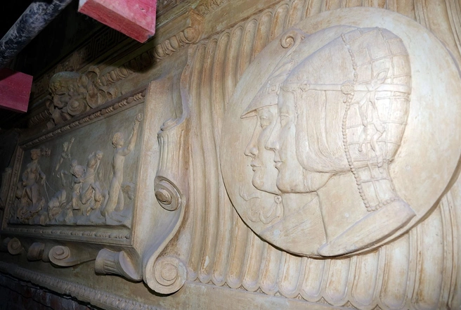 Работа старых лепщиков&nbsp;— несомненно, художественная и изящная | Источник: Анжела Мнацаканян / «Фонтанка.ру»