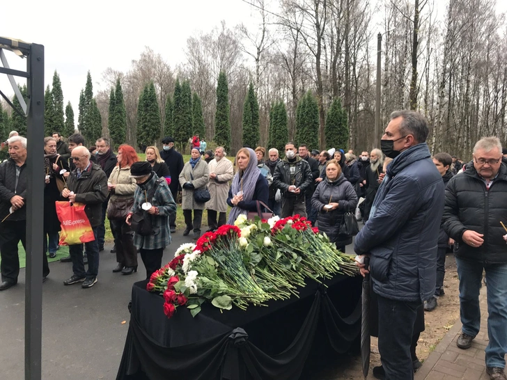 В Петербурге простились с режиссером фильма «Особенности национальной охоты» Рогожкиным: репортаж