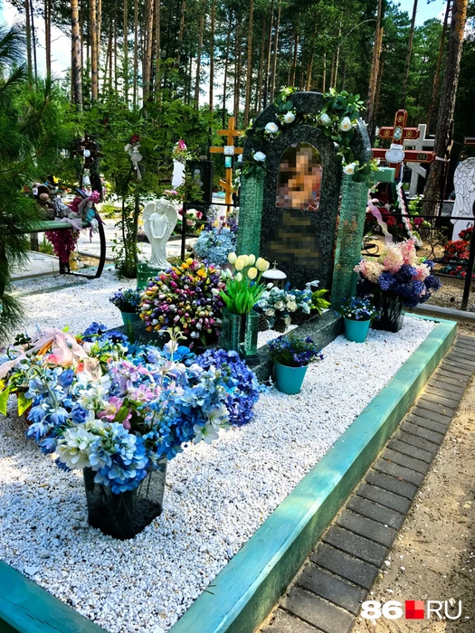 Одно из самых красивых захоронений Чернореченского кладбища. Тут похоронена молодая девушка. Видно, что родные прикладывают немало усилий, чтобы последнее пристанище их любимого человека выглядело впечатляюще | Источник: Анастасия Шевякова / 86.RU
