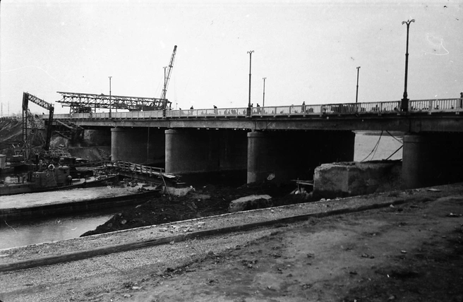 В 1962 году мост через Которосль еще строится | Источник: Виктор Латышев / музей Боевой и Трудовой Славы средней школы № 36