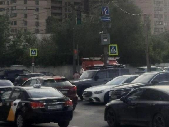 Пожарная машина увязла в пробке на односторонней улице в Волгограде | volgograd1.ru
